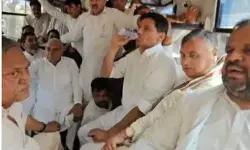 ED के खिलाफ प्रदर्शन कर रहे पूर्व मुख्यमंत्री को हिरासत में लिया ED के खिलाफ प्रदर्शन कर रहे पूर्व मुख्यमंत्री को हिरासत में लिया