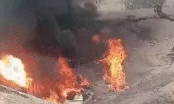 कार से भिड़ंत के बाद खाई में गिरी वैन में लगी आग- जिंदा जला ड्राइवर कार से भिड़ंत के बाद खाई में गिरी वैन में लगी आग- जिंदा जला ड्राइवर