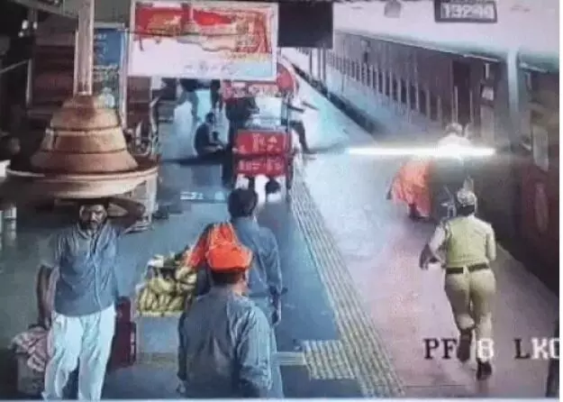 ट्रेन में चढ़ते समय महिला यात्री का फिसला पैर- देखते ही RPF सिपाही.. ट्रेन में चढ़ते समय महिला यात्री का फिसला पैर- देखते ही RPF सिपाही..