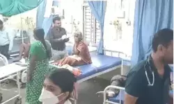 शिरडी जा रहे श्रद्धालुओं की बस की ट्रक से भिड़ंत- मौके पर मची चीख पुकार शिरडी जा रहे श्रद्धालुओं की बस की ट्रक से भिड़ंत- मौके पर मची चीख पुकार