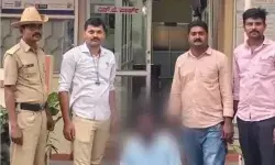 बीच सड़क कुर्सी पर बैठ चाय पीना पड़ा महंगा-हवालात देखते ही REEL से तौबा बीच सड़क कुर्सी पर बैठ चाय पीना पड़ा महंगा-हवालात देखते ही REEL से तौबा