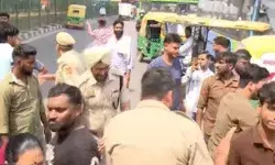 चाकू से गोदकर कुणाल का मर्डर- सडक पर प्रदर्शन- सीलमपुर में टेंशन चाकू से गोदकर कुणाल का मर्डर- सडक पर प्रदर्शन- सीलमपुर में टेंशन