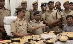 ट्रेन के भीतर पुलिस का छापा- 12 लाख से अधिक के कछुए छोड़ तस्कर फरार ट्रेन के भीतर पुलिस का छापा- 12 लाख से अधिक के कछुए छोड़ तस्कर फरार