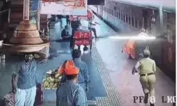 ट्रेन में चढ़ते समय महिला यात्री का फिसला पैर- देखते ही RPF सिपाही.. ट्रेन में चढ़ते समय महिला यात्री का फिसला पैर- देखते ही RPF सिपाही..