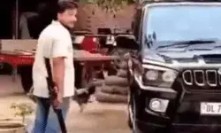 भौकाल के लिए बनाई REEL- हथियार लेकर काली स्कॉर्पियो में चढ़ा दबंग