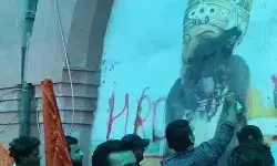 प्लेटफॉर्म की सुंदरता को बनाई गई औरंगजेब की पेंटिंग पर पोती कालिख