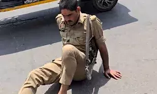 नशे में टल्ली सिपाही ने खूब लिया मजा- राईफल टांगें जमीन पर गिरा नशे में टल्ली सिपाही ने खूब लिया मजा- राईफल टांगें जमीन पर गिरा