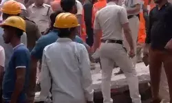 बिल्डिंग गिरने से मची चीख पुकार- चार की मौत- कई के दबे होने की आशंका बिल्डिंग गिरने से मची चीख पुकार- चार की मौत- कई के दबे होने की आशंका