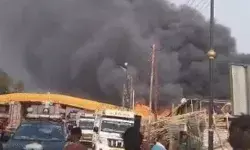 टेंट कारोबारी का सबेरे से आग में धधक रहा गोदाम- बुलानी पड़ी सेना टेंट कारोबारी का सबेरे से आग में धधक रहा गोदाम- बुलानी पड़ी सेना