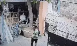 दिनदहाड़े लूट- दरवाजा खोलते ही घर में घुसा बदमाश चेन लूटकर भागा दिनदहाड़े लूट- दरवाजा खोलते ही घर में घुसा बदमाश चेन लूटकर भागा