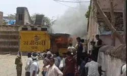 दो पक्षों के विवाद के बाद इकट्ठा हुई भीड़ का बवाल- पुलिस ने दागे.... दो पक्षों के विवाद के बाद इकट्ठा हुई भीड़ का बवाल- पुलिस ने दागे....