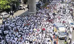 मंदिर तोड़ने के विरोध में सड़क पर उतरा जैन समुदाय- अहिंसक प्रदर्शन मंदिर तोड़ने के विरोध में सड़क पर उतरा जैन समुदाय- अहिंसक प्रदर्शन