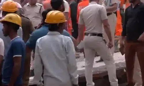 बिल्डिंग गिरने से मची चीख पुकार- चार की मौत- कई के दबे होने की आशंका