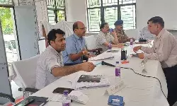 समाधान दिवस में शिकायतें सुन रहे डीएम बोले- लापरवाह अफसर कार्यवाही.... समाधान दिवस में शिकायतें सुन रहे डीएम बोले- लापरवाह अफसर कार्यवाही....