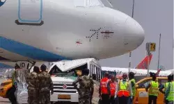 एयरपोर्ट पर खड़े प्लेन में टेंपो ट्रैवलर ने मारी टक्कर-उड गई छत