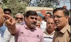 काली राख से परेशान लोगों का पेपर मिल पर हल्ला बोल- प्रदर्शन में.... काली राख से परेशान लोगों का पेपर मिल पर हल्ला बोल- प्रदर्शन में....