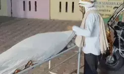 पलटी ई रिक्शा के नीचे दबे स्टूडेंट की मौत- परिजनों में मचा कोहराम पलटी ई रिक्शा के नीचे दबे स्टूडेंट की मौत- परिजनों में मचा कोहराम