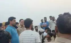 नदी पार कर रहे पांच भाई बहन यमुना में डूबे- चार को गांव वालों ने बचाया नदी पार कर रहे पांच भाई बहन यमुना में डूबे- चार को गांव वालों ने बचाया