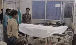 डिवाइडर से टकराने के बाद ट्रक से भिड़ी स्कॉर्पियो- 4 श्रद्धालुओं की मौत डिवाइडर से टकराने के बाद ट्रक से भिड़ी स्कॉर्पियो- 4 श्रद्धालुओं की मौत