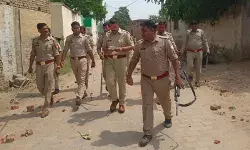 कहासुनी के बाद दो पक्षों में खूनी संघर्ष- पथराव व फायरिंग से तनाव कहासुनी के बाद दो पक्षों में खूनी संघर्ष- पथराव व फायरिंग से तनाव