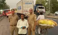 जिला बदर हत्यारोपी को गाजे बाजे के साथ जिले से निकाला बाहर जिला बदर हत्यारोपी को गाजे बाजे के साथ जिले से निकाला बाहर