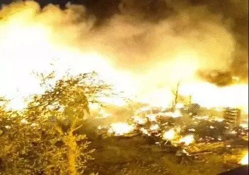 झुग्गी झोपड़ियों में आग का तांडव- बाइक पेट्रोल टैंक के साथ फटे सिलेंडर झुग्गी झोपड़ियों में आग का तांडव- बाइक पेट्रोल टैंक के साथ फटे सिलेंडर