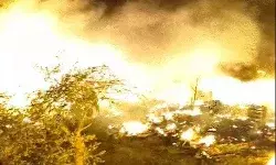 झुग्गी झोपड़ियों में आग का तांडव- बाइक पेट्रोल टैंक के साथ फटे सिलेंडर