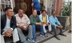 इधर सपा जिलाध्यक्ष काम में व्यस्त- उधर पुलिस गाड़ी ले गई खींचकर इधर सपा जिलाध्यक्ष काम में व्यस्त- उधर पुलिस गाड़ी ले गई खींचकर