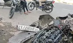 हाईवे पर खड़ी लोडेड ट्रैक्टर ट्रॉली से टकराई कार- उडे परखच्चे