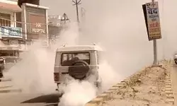 चलती बोलेरो से निकले धुएं के गुब्बार- भीतर बैठे लोगों ने ऐसे बचाई जान चलती बोलेरो से निकले धुएं के गुब्बार- भीतर बैठे लोगों ने ऐसे बचाई जान