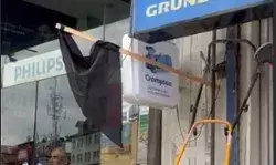 पहलगाम हमले के विरोध में श्रीनगर में दुकानदारों ने काले झंडे लगाए