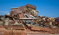 मकान पर ऊपर से गिरी गोले जैसी वस्तु, मकान ध्वस्त