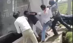 पुलिस के हाथ लगते ही निकल गई हेगडी- युवक को बेल्टों से पीटने वालों... पुलिस के हाथ लगते ही निकल गई हेगडी- युवक को बेल्टों से पीटने वालों...