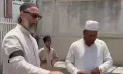 पहलगाम आतंकी हमले के बाद पहला जुम्मा- काली पट्टी बांधकर पढी गई नमाज पहलगाम आतंकी हमले के बाद पहला जुम्मा- काली पट्टी बांधकर पढी गई नमाज