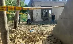 अवैध पटाखा फैक्ट्री में ब्लॉस्ट-2 किलोमीटर तक सुनाई दी आवाज से सहमे लोग अवैध पटाखा फैक्ट्री में ब्लॉस्ट-2 किलोमीटर तक सुनाई दी आवाज से सहमे लोग