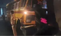 पिकनिक मनाने जा रहे लोगों की बस हाईवे पर डिवाइडर से टकराई- बच्ची की मौत पिकनिक मनाने जा रहे लोगों की बस हाईवे पर डिवाइडर से टकराई- बच्ची की मौत