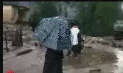 भारी बारिश से हुए लैंड स्लाइड से तबाही- हजारों टूरिस्ट इधर उधर फंसे भारी बारिश से हुए लैंड स्लाइड से तबाही- हजारों टूरिस्ट इधर उधर फंसे