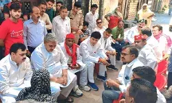 सपाइयों ने मृतक ई रिक्शा चालक के परिजनों से मुलाकात कर सौंपा अखिलेश.. सपाइयों ने मृतक ई रिक्शा चालक के परिजनों से मुलाकात कर सौंपा अखिलेश..