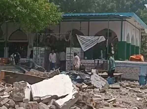 KGMU में लगातार तीसरे दिन चल रहा बुलडोजर- खाली कराई जमीन की जा.. KGMU में लगातार तीसरे दिन चल रहा बुलडोजर- खाली कराई जमीन की जा..