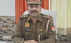 खाकी धारण कर आशुतोष हैं SHO- न लूट, न डकैती- 10 मिनट में कत्ल का खुलासा खाकी धारण कर आशुतोष हैं SHO- न लूट, न डकैती- 10 मिनट में कत्ल का खुलासा