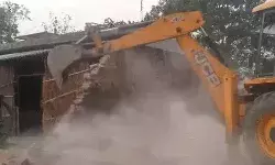 प्रशासन की बुलडोजर कार्यवाही- सरकारी जमीन पर बनी मस्जिद पर चली JCB प्रशासन की बुलडोजर कार्यवाही- सरकारी जमीन पर बनी मस्जिद पर चली JCB