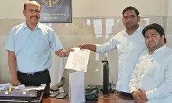 भ्रष्टाचार को लेकर DM दफ्तर पर दिया धरना- वार्निंग देकर कहा अगर एक...