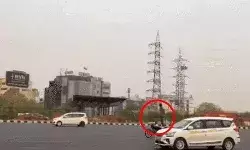 REEL के लिए जान की बाजी- चलती गाड़ियों के बीच बाइक पर स्टंटबाजी REEL के लिए जान की बाजी- चलती गाड़ियों के बीच बाइक पर स्टंटबाजी