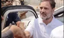 रायबरेली पहुंचे राहुल ने फिर चौंकाया- अचानक से रूकवाई कर और फिर... रायबरेली पहुंचे राहुल ने फिर चौंकाया- अचानक से रूकवाई कर और फिर...