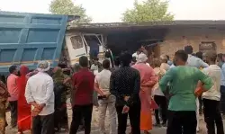 बेकाबू होकर सड़क किनारे घर में घुसे डंपर ने मचाया चौतरफा कोहराम