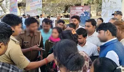 नाबालिग के यौन शोषण के मामले में भारी हंगामा, कोतवाली का घेराव नाबालिग के यौन शोषण के मामले में भारी हंगामा, कोतवाली का घेराव