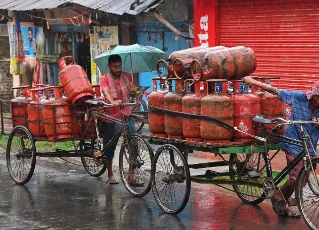 गैस सिलेंडर के दामों में कटौती- आज से ही लागू हुई नई कीमतें गैस सिलेंडर के दामों में कटौती- आज से ही लागू हुई नई कीमतें