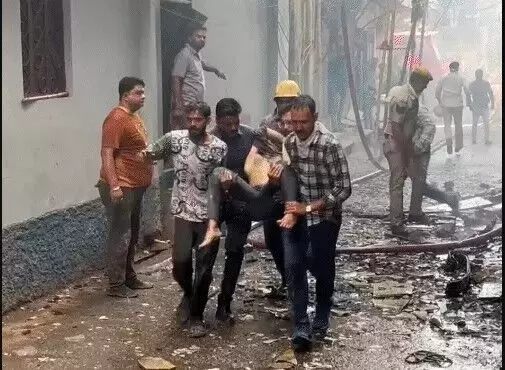 होटल में लगी आग पांचवी मंजिल तक पहुंची-4 जिंदा जले- बच्चे को खिड़की.. होटल में लगी आग पांचवी मंजिल तक पहुंची-4 जिंदा जले- बच्चे को खिड़की..