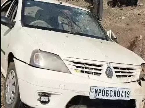 डिवाइड से टकराई कार के उड़े परखच्चे- कई लोगों की मौके पर मौत- शादी...
