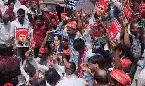 रामजीलाल पर हमला- सपाइयों का हंगामा- तोडा कलेक्ट्रेट का गेट- पुलिस....